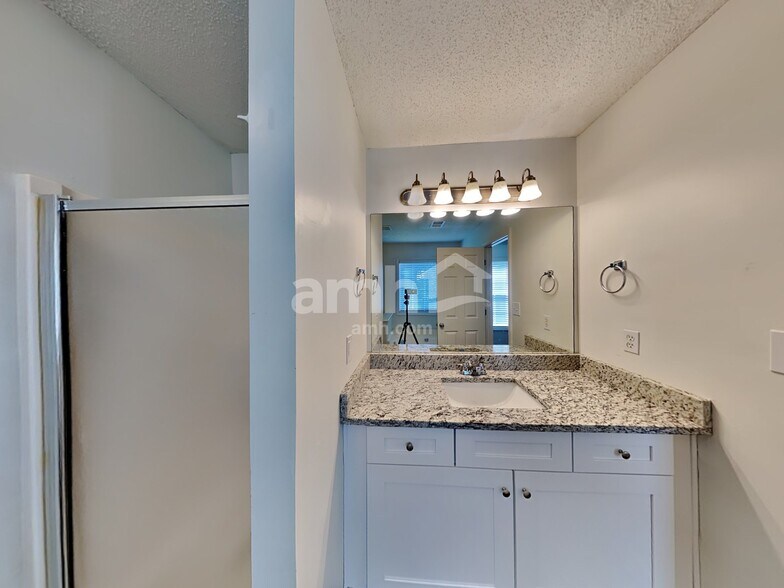 Building Photo - 208 MacKenzie Ct