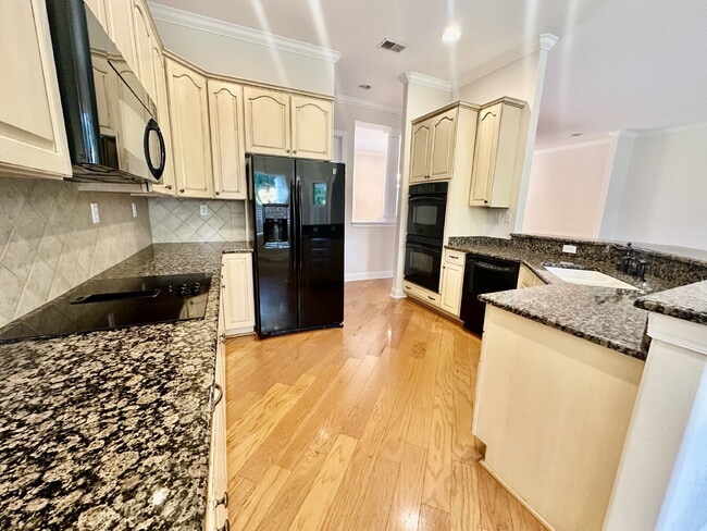Building Photo - Beautifully Maintained Three Bedroom Home ...