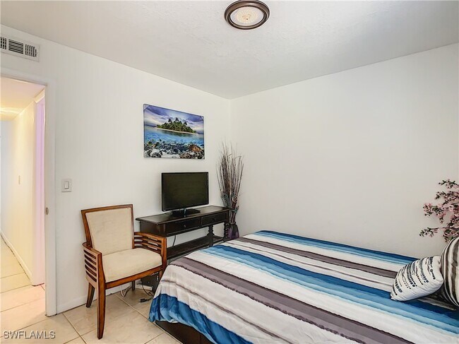Building Photo - 4625 Bayshore Dr