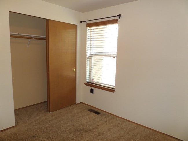 Building Photo - Fabulous 4 Bedroom Home with Gorgeous Fenc...