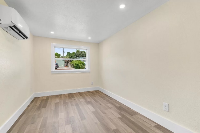 Building Photo - 710 S Pine St