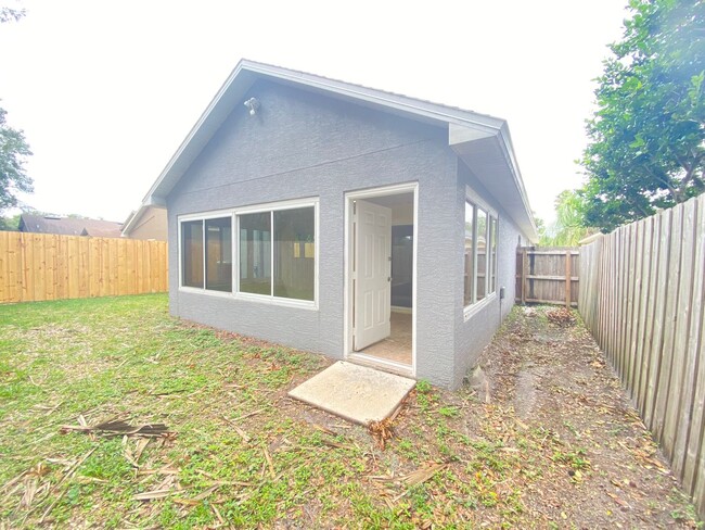 Building Photo - Beautiful 3 bdrm 2 bath with 2 car garage ...