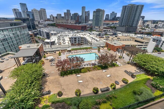 Building Photo - Fully Furnished 15th Floor Condo At Icon I...
