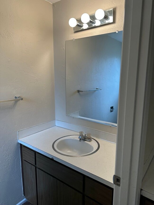 Building Photo - Unique 4 bed 1 1/2 bath duplex in Springfi...