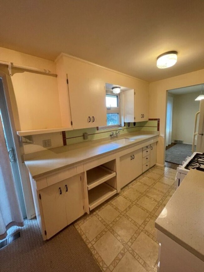 Building Photo - 3Bd/1.75Ba Shoreline House