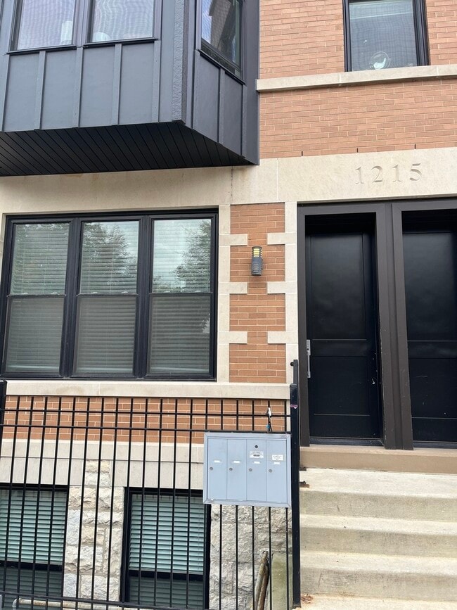Building Photo - 1215 W Erie St
