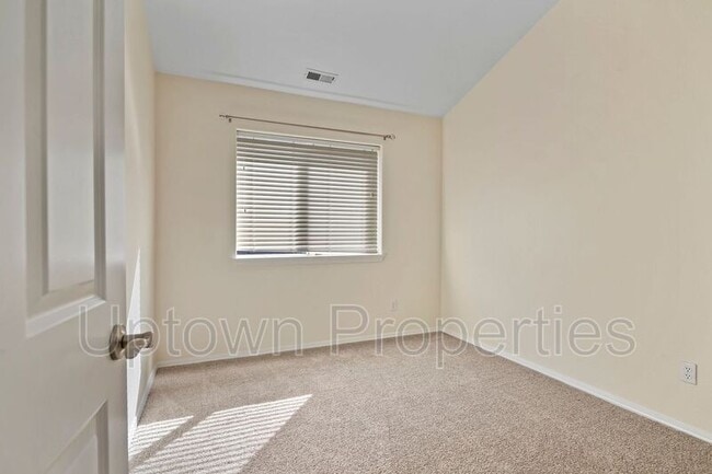 Building Photo - 9284 SW Sweek Dr