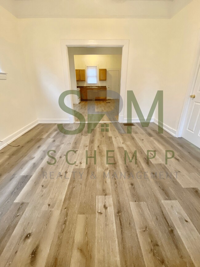 Building Photo - Updated Three Bedroom in West Louisville-Section 8 Accepted