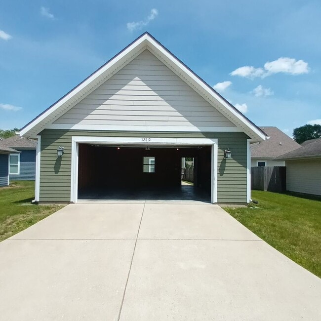 Building Photo - 3 Bd 2.5 Ba