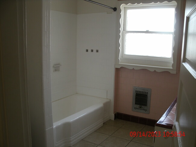 Building Photo - 1056 E 1st St