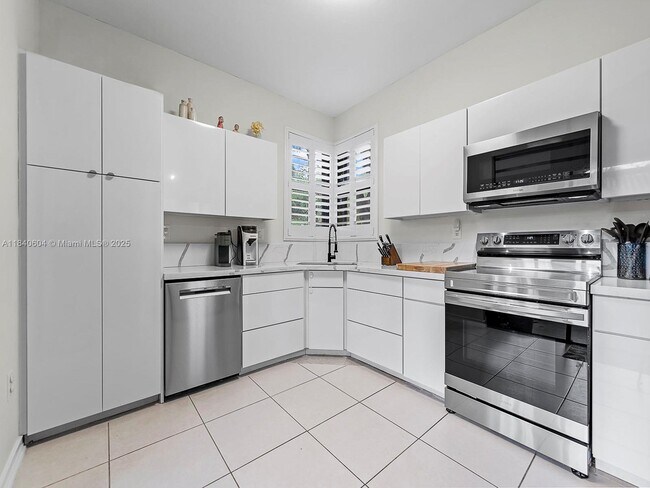 Building Photo - 15533 N Miami Lakeway