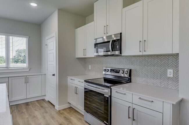 Building Photo - AVAILABLE NOW! EDGEWOOD ESTATES LUXURIOUS TRIPLEX LOCATED ON 1-ACRE LOT IN MIDLOTHIAN, TX!