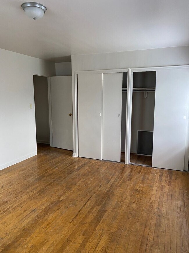 Building Photo - 378 N Roosevelt Ave