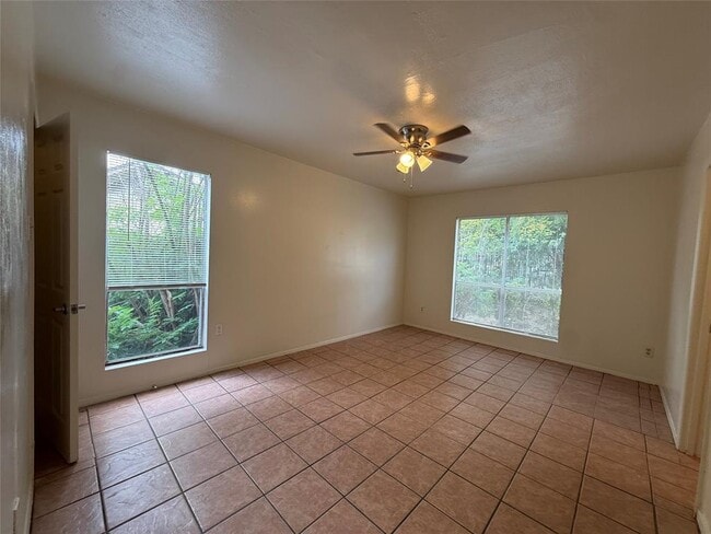 Building Photo - 1109 Village Green Dr