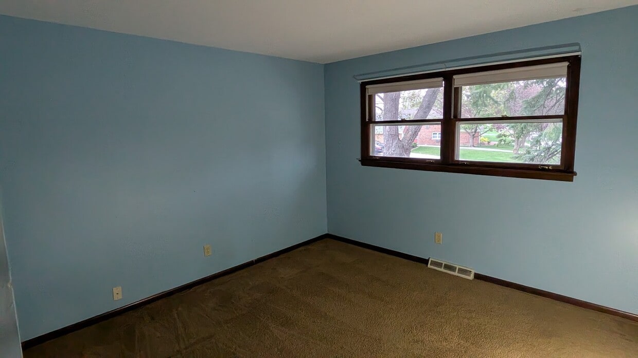 Large bed room - 418 Lincoln Ln
