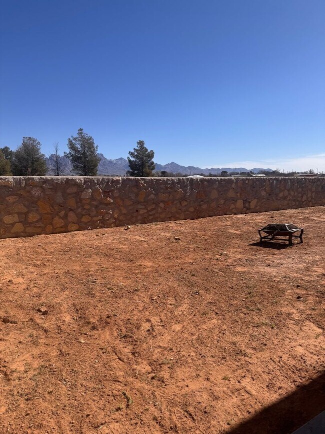 Building Photo - Beautiful newer townhome with Mountain View’s