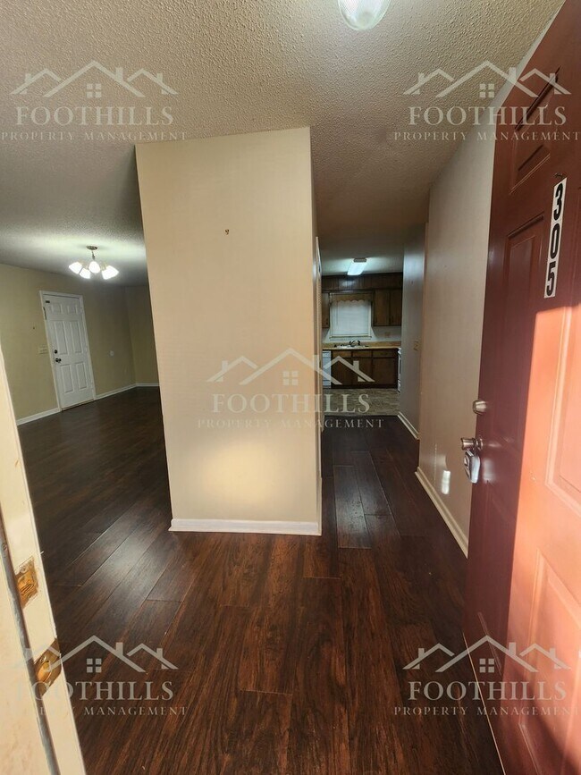 Building Photo - 305 Green Forest Dr