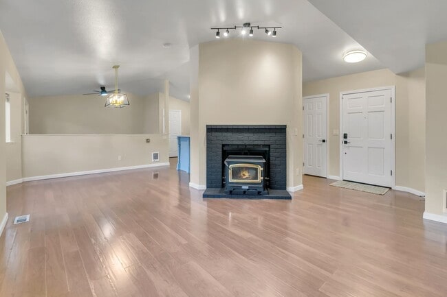 Building Photo - ONE LEVEL LIVING in Peaceful & Private Location!