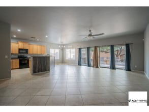 Building Photo - Spacious 4/2 Phoenix House - Modern Comfor...