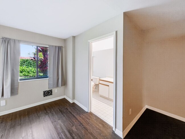 Building Photo - ** COACH HOMES @ BERKSHIRE LAKES ** 2 BED / 2 BATH - 1ST FLOOR CONDO - GARAGE - ANNUAL RENTAL
