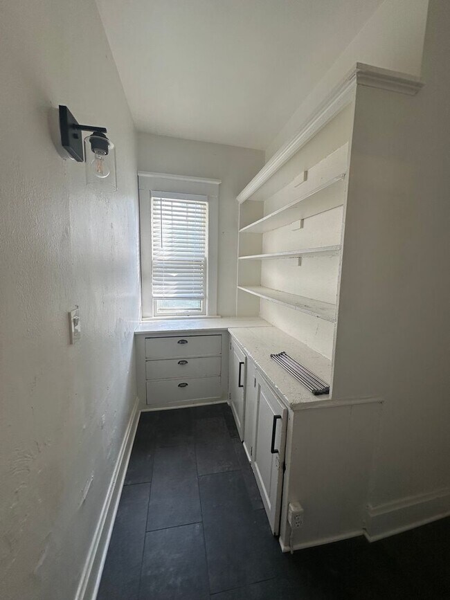 Building Photo - 121 W Keefe Ave