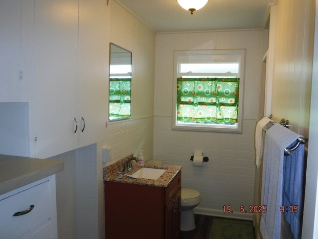 Building Photo - At Home in Manoa 2/1/1