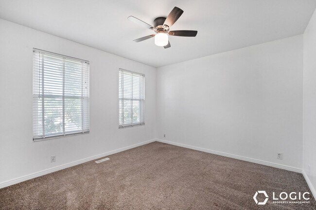 Building Photo - 5155 Saguaro Dr