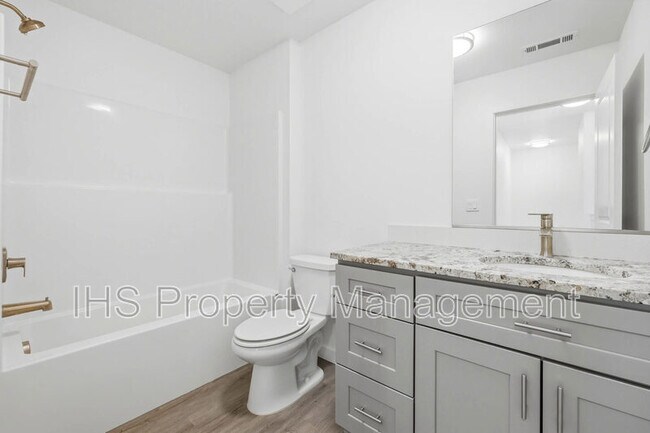 Building Photo - 714 W 13th St