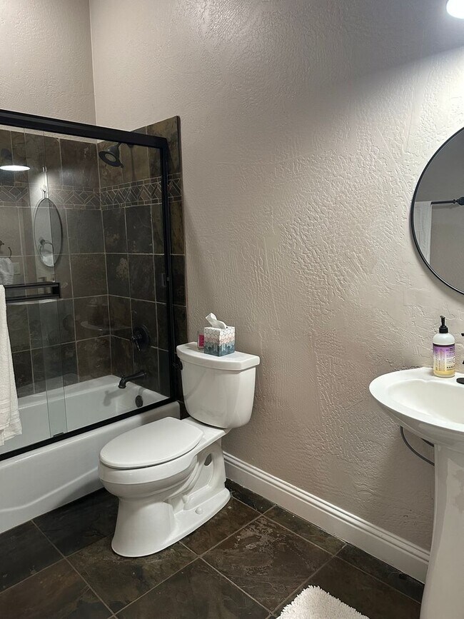 Building Photo - Amazing Price! Amazing Location!