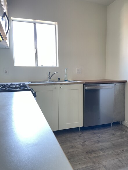 Building Photo - 4870 W Adams Blvd