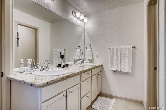 Building Photo - Gorgeous Townhouse in Breathtaking Solterr...