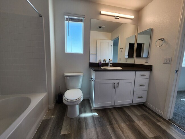 Building Photo - Charming 3BR/2.5BA Home in Las Vegas – Uti...
