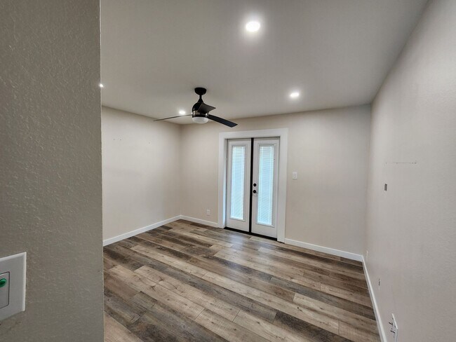 Building Photo - Tempe 4 Bedroom 3 Bath w/ Pool right near ASU!