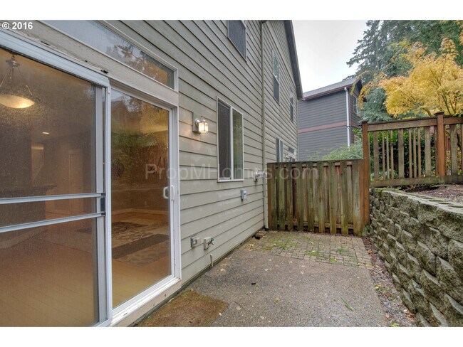 Building Photo - 9325 SW Jasper Dr