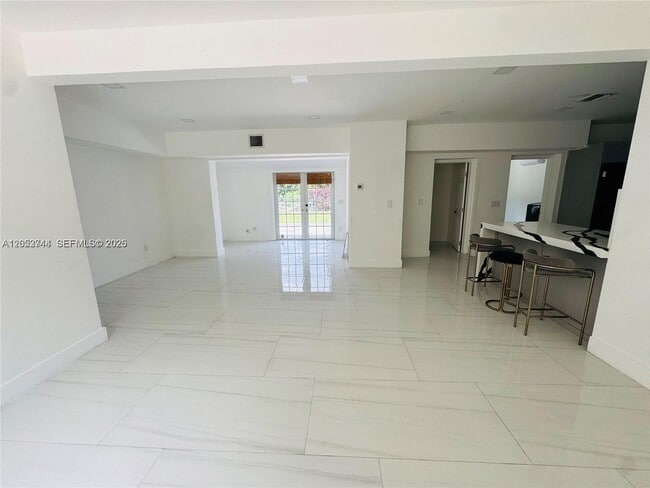 Building Photo - 516 Lavilla Dr