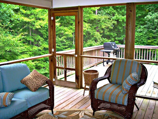 Building Photo - 3-4 BR / 2.5 BA Lovely Two-Story in The Highlands