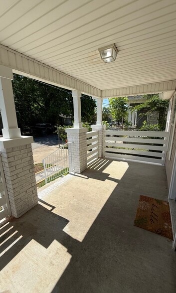Building Photo - 709 N Holly St
