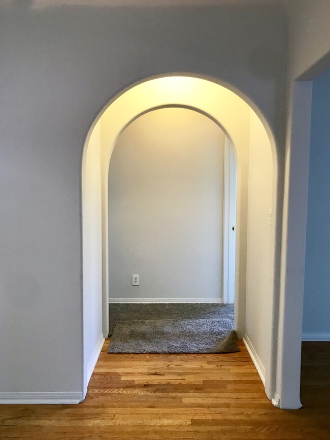 Building Photo - 910 Robinson St