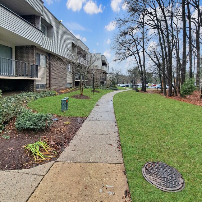 Building Photo - 10244 Prince Pl