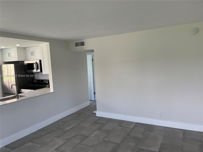 Building Photo - 136 Brighton D