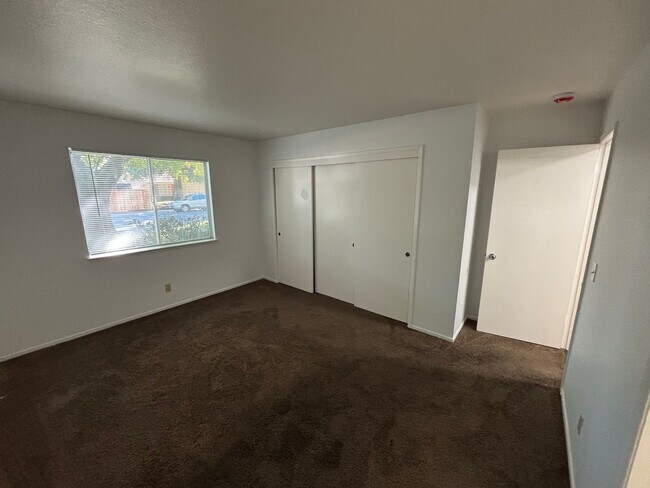 Building Photo - Rosemont Condo - Spacious & Updated 2-Bed, 1-Bath Condo with In-Unit Laundry!