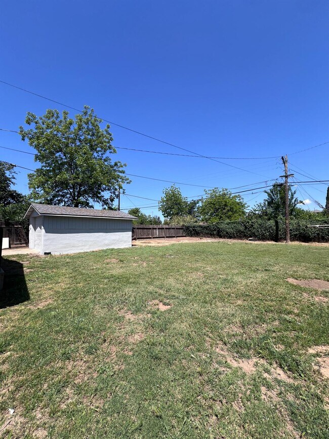 Building Photo - 230 W Pinedale Ave