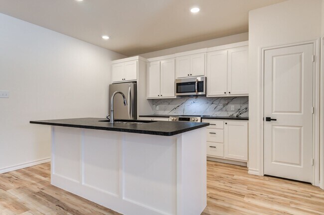 Building Photo - Brand New 2 Bedroom Townhome In Escondido