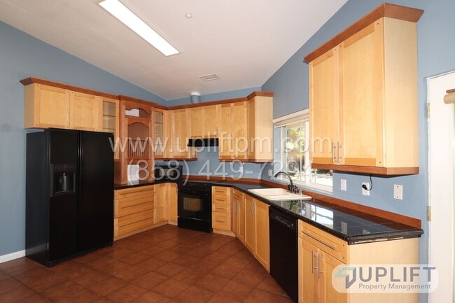 Building Photo - 3 Bed, 2 Bath House w/ 2-Car Garage, Central HVAC, Very Private