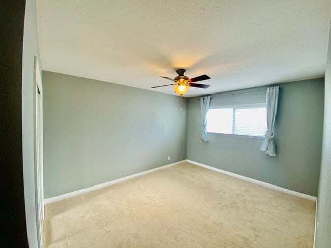 Building Photo - Lovely 2 bedroom/1 Bathroom hidden gem located in Pacific Beach!!