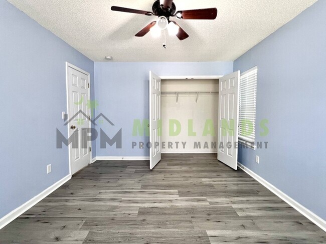 Building Photo - 523 Whitewater Dr