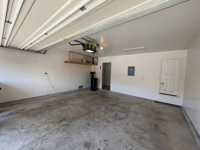 Building Photo - Beautiful 3 bedroom/2 bath in Legend Point!