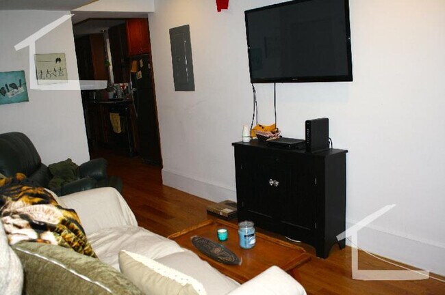 Building Photo - 3Br/1Bth apartment in Boston! Great location! Laundry in UNIT!