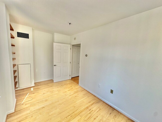 Building Photo - Fantastic 1 Bedroom with Den/Office/Additi...