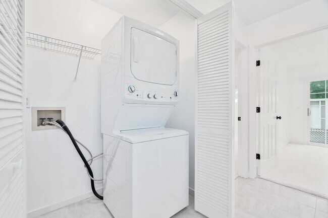 Building Photo - Low-Maintenance Living in Gated Park at Ri...